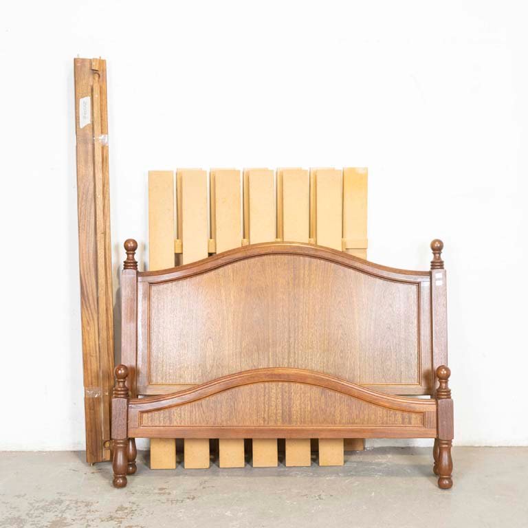 Cama de Dos Plazas Completa en Madera con Detalles