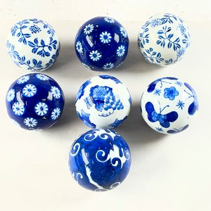 Set de 7 Bolas Decorativas de Porcelana Blanca y Azul con Diseños Florales y Mariposas - imagen 2