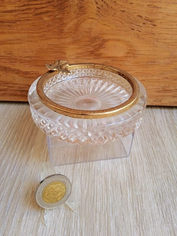 Lote siguiente: Cenicero en Cristal con Corte de Diamante y Guarda de Bronce