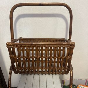 Revistero de Mimbre con Asa y Patas - imagen 3