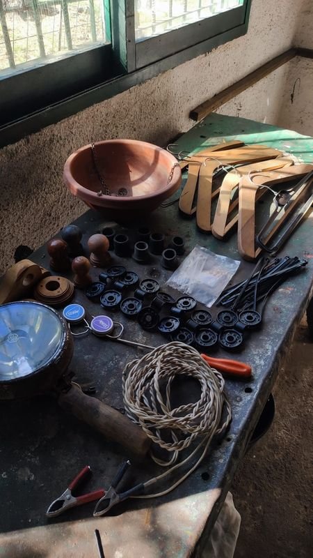 Colección de herramientas y objetos antiguos - imagen 1