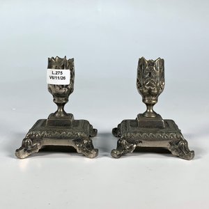 Par de Candeleros Vintage de Metal con Base Labrada y Portavela de Hojas - imagen 1