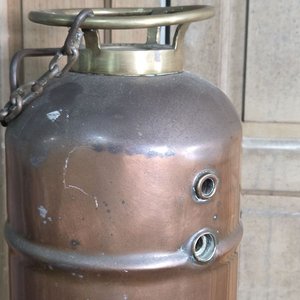 Antiguo Extintor de Incendios de Cobre con Manija y Cadena - imagen 2