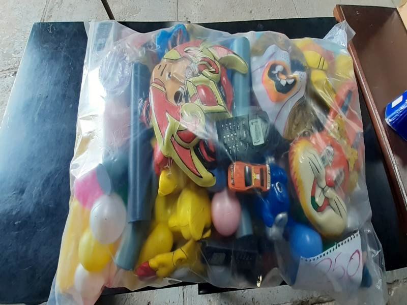 Bolsa con 250 unidades de cotillón surtido