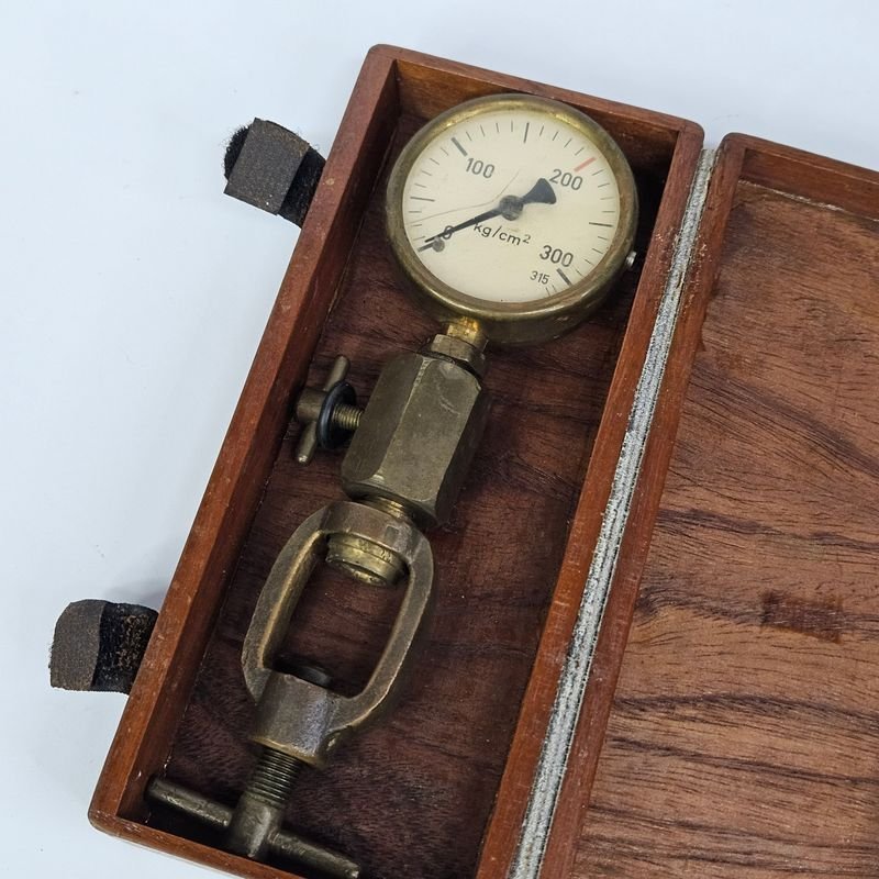 Lote anterior: Antiguo Medidor de Presión Dacor en Caja de Madera