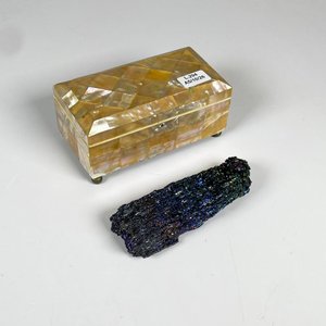 Lote siguiente: Piedra semipreciosa y cofre nacar (con faltantes)