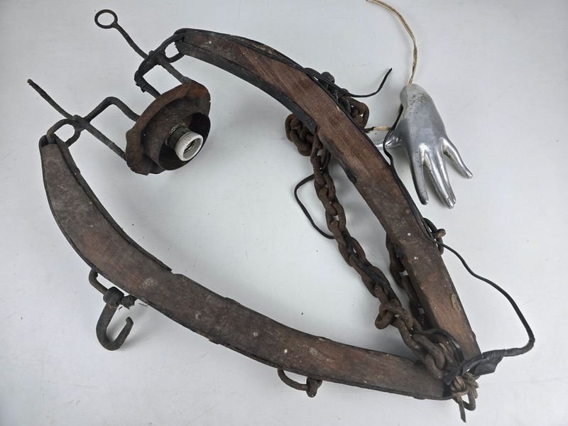 Lámpara Rústica Artesanal con Yugo y Cadena