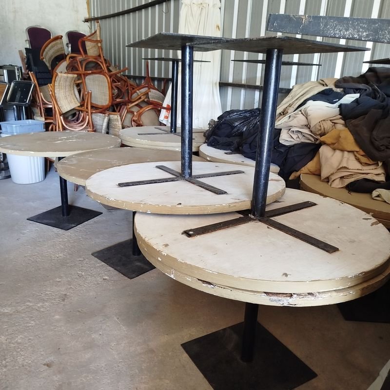 Muebles de Mesa y Sillas en Buena Condición - imagen 6