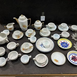 Lote siguiente: Juego de Té Incompleto: Tazas, Platillos, Tetera, Azucarero y Lechera