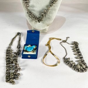 Conjunto de Bijouterie: Tres Collares, un Par de Aros y un Anillo - imagen 2