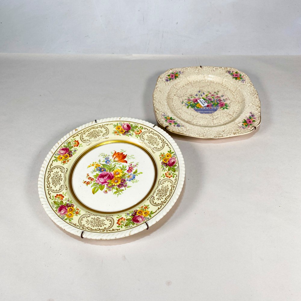 Lote anterior: Dos platos decorativos de porcelana con diseños florales
