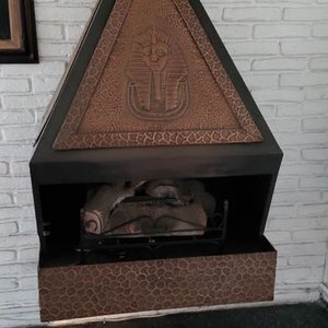 Estufa a Gas con Quemador de Leños Cerámicos y Detalles en Cobre - imagen 2