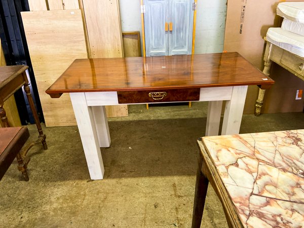 Mesa de madera con cajón y herraje antiguo