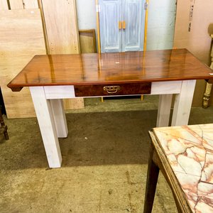 Lote anterior: Mesa de madera con cajón y herraje antiguo