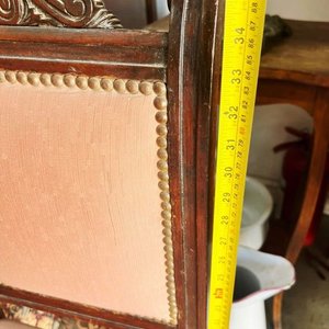 Par de Sillas Francesas Antiguas de Madera Tallada con Tapizado Salmón y Tachas - imagen 7