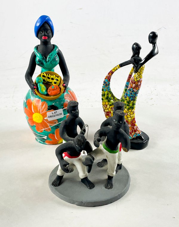 Trío de Figuras de Cerámica: Grupo de Capoeira y Mujer con Cesta - imagen 1