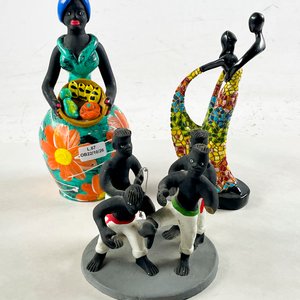 Lote siguiente: Trío de Figuras de Cerámica: Grupo de Capoeira y Mujer con Cesta