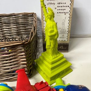 Lote de Trompos con Luces y Música, Canasto de Mimbre y Estatua de la Libertad - imagen 4