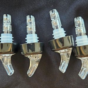 Set de 4 Picos Vertedores para Botellas de Bar - imagen 1