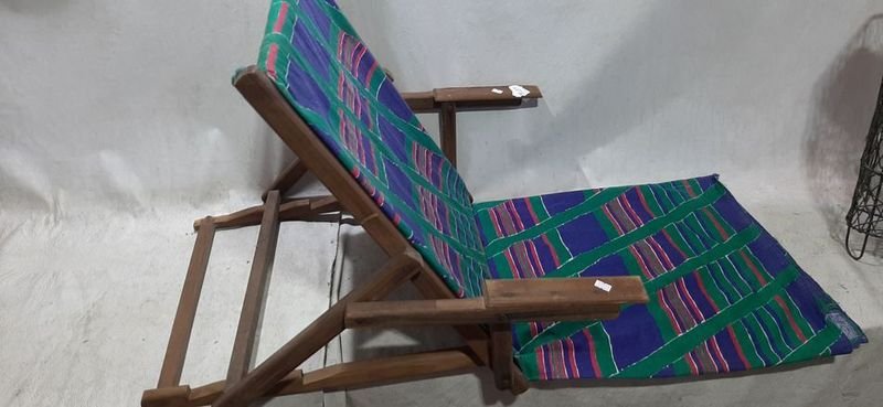Lote siguiente: Silla Plegable de Madera con Diseño Colorido