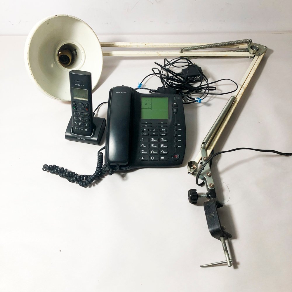 Lámpara de Escritorio Flexible y Teléfono Inalámbrico con Base