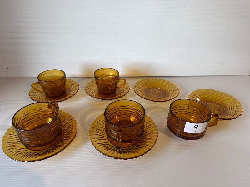 Juego de Vasos y Platillos de Vidrio Color Caramelo