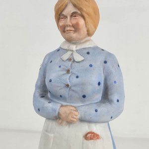 Figura de Porcelana de Mujer con Delantal - imagen 3