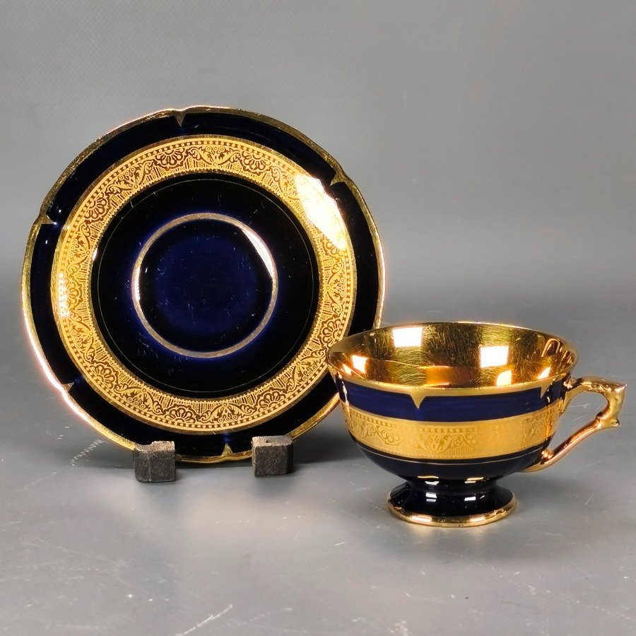Dúo de taza y plato en porcelana francesa 'Limoges' azul cobalto decorado con diseños dorados - imagen 4