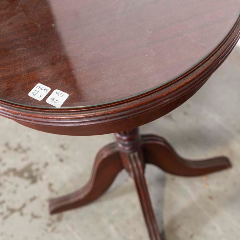 Mesitas de sala estilo Tudor con detalles en el lustre - imagen 3