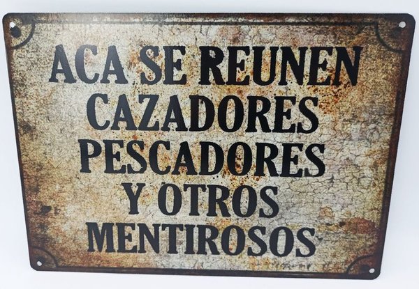 Chapa Vintage "Acá se Reúnen Cazadores, Pescadores y Otros Mentirosos"