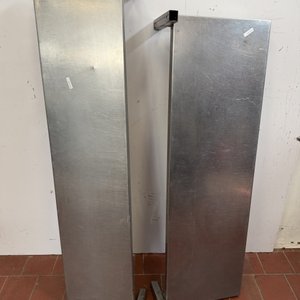Lote anterior: Dos Estantes Metálicos Acero Inoxidable 130x30cm y 118x36cm