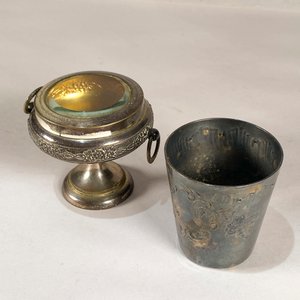 Lote de 14 Piezas Metálicas Varias: Platitos, Cáliz, Jarrito y Utensilios - imagen 4