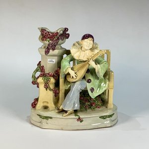 Lote anterior: Centro de cerámica con florero y figura de trovador músico