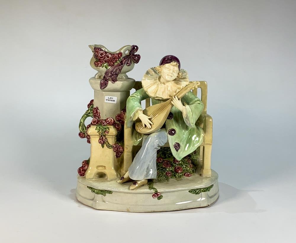 Centro de cerámica con florero y figura de trovador músico