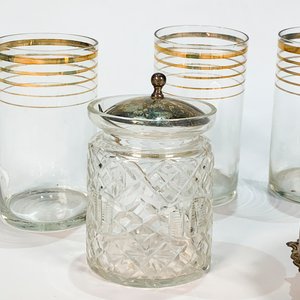 Conjunto de Cristalería y Metal: 4 Vasos Altos con Detalles Dorados, Dulcera Tallada y Bombonera - imagen 3