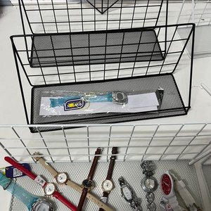 Exhibidores Metálicos y Relojes Variados - imagen 2