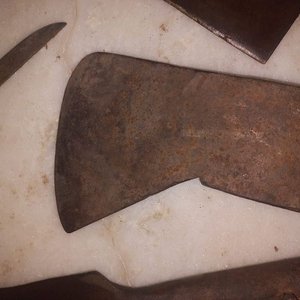Lote de Herramientas Antiguas de Campo: Hacha, Cuchillo y Hoces - imagen 3