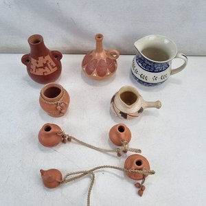 L 009 - Varias Piezas - Atractivo lote de miniaturas de barro decoradas con motivos etnicos, junto a jarra en ceramica esmaltada con diseño floral en azul - imagen 3
