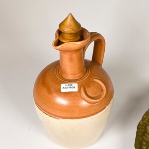Lote de 6 piezas: Porrón de cerámica, despojador y ceniceros de cobre, y plato decorativo - imagen 4
