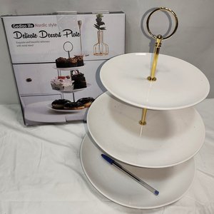 Bandeja Exhibidora de Postres de Loza Blanca con Soporte Dorado, 3 Niveles, Nueva en Caja - imagen 2