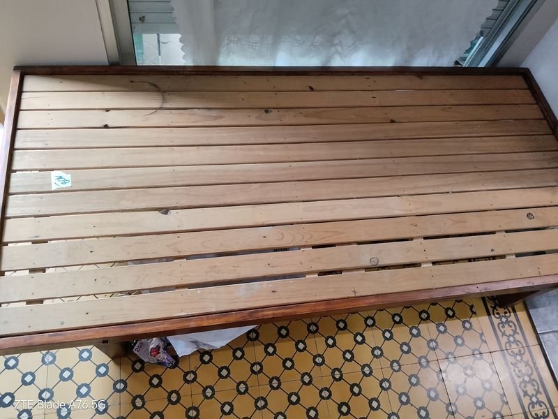 Lote siguiente: Cama antigua de madera con sombra y colchón