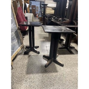 Lote siguiente: Par de Mesas Bar Cuadradas de Madera Delfino Álvarez