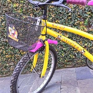 Bicicleta Infantil Amarilla con Canasto y Guardabarros Rosados - imagen 2