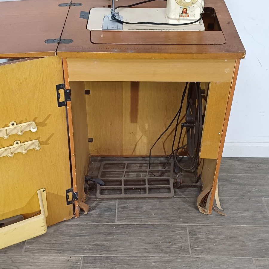 Maquina de coser con mueble vintage - imagen 7