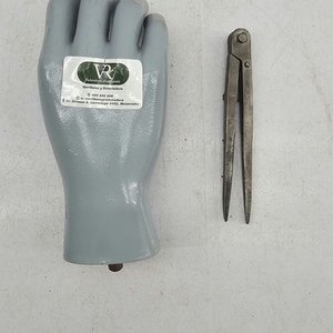 Lote siguiente: Antiguo Compás de Hierro con Soporte de Mano