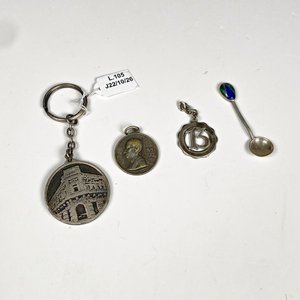 Lote de 4 piezas de plata: medalla, llavero, colgante y cucharita - imagen 2