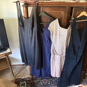 Lote de Vestidos Vintage: Negro, Azul Marino y Estampado - imagen 17