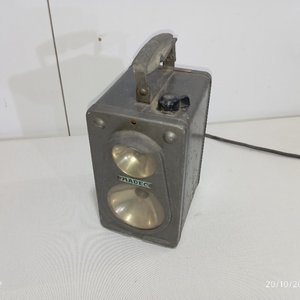 Antigua Valija Portátil de Metal Madec con Doble Foco - imagen 3