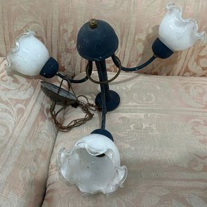 Colgante de tres luces con tulipas de vidrio blancas - imagen 1