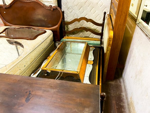 Muebles de Dormitorio: Cama con Cabecero y Espejo - imagen 1